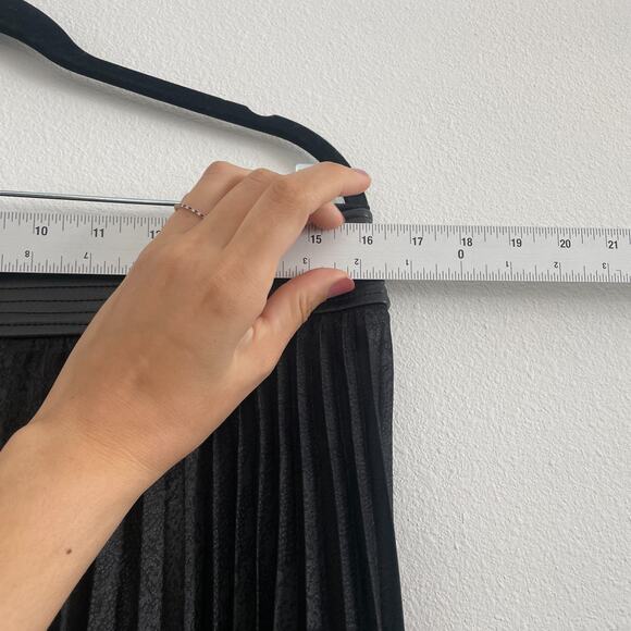 DKNY Jeans Pleated Skirt Women 14 Black Faux Leather Satin Knee Length Classic - Picture 4 of 7